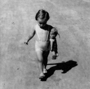 Kind in 1940ern auf der Straße